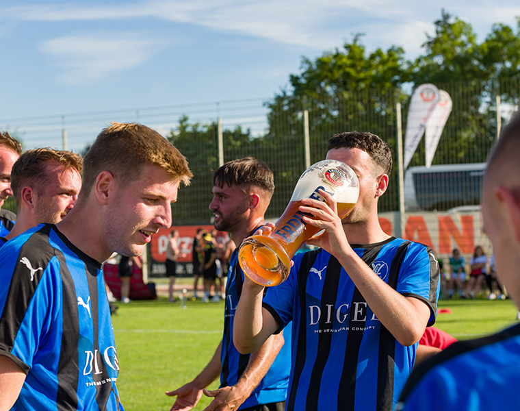 Den Fußball feiern Den Fußball feiern